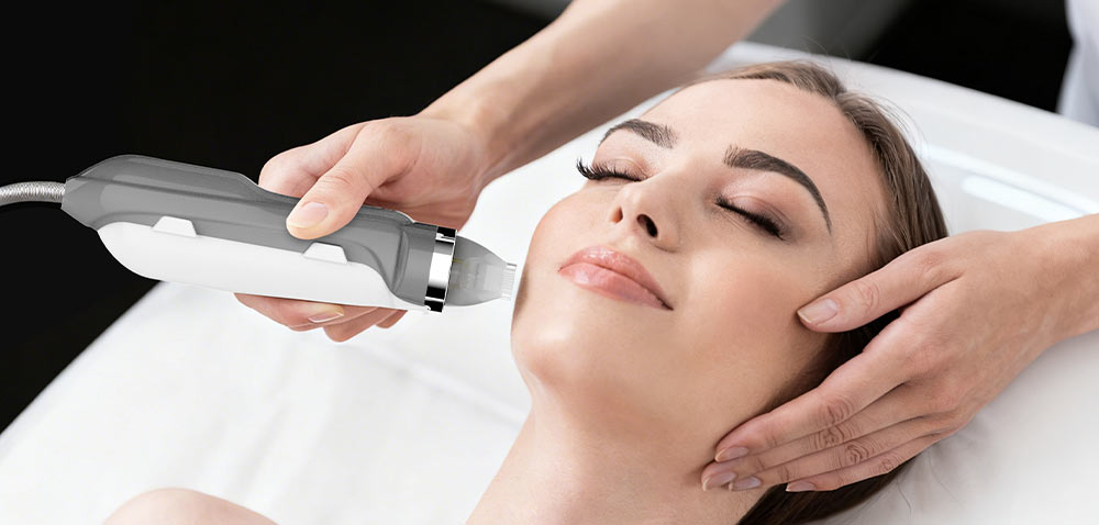 Microneedling vs. Microneedling: At-Home DIY vs. Professional Treatment